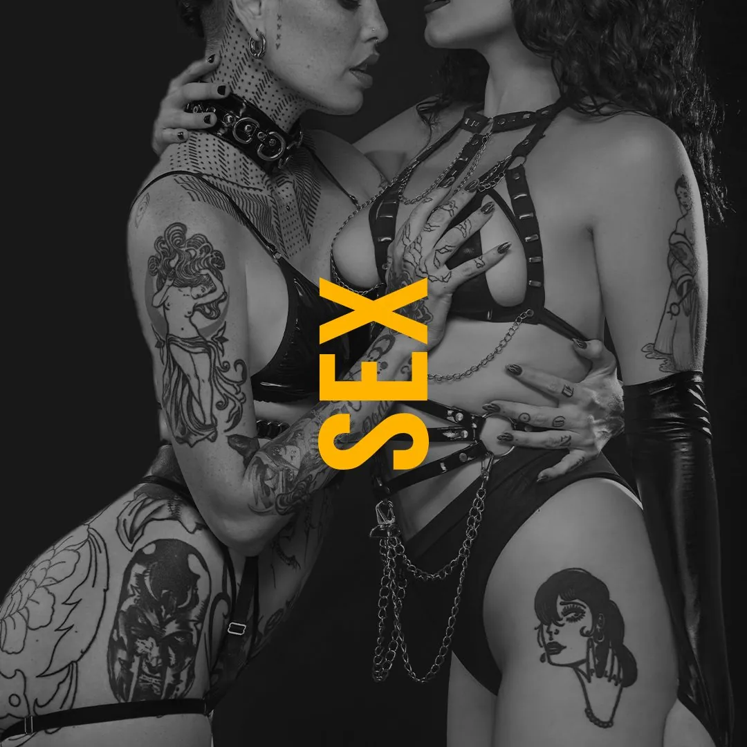 Key visual de SEX en blanco y negro con el logotipo amarillo